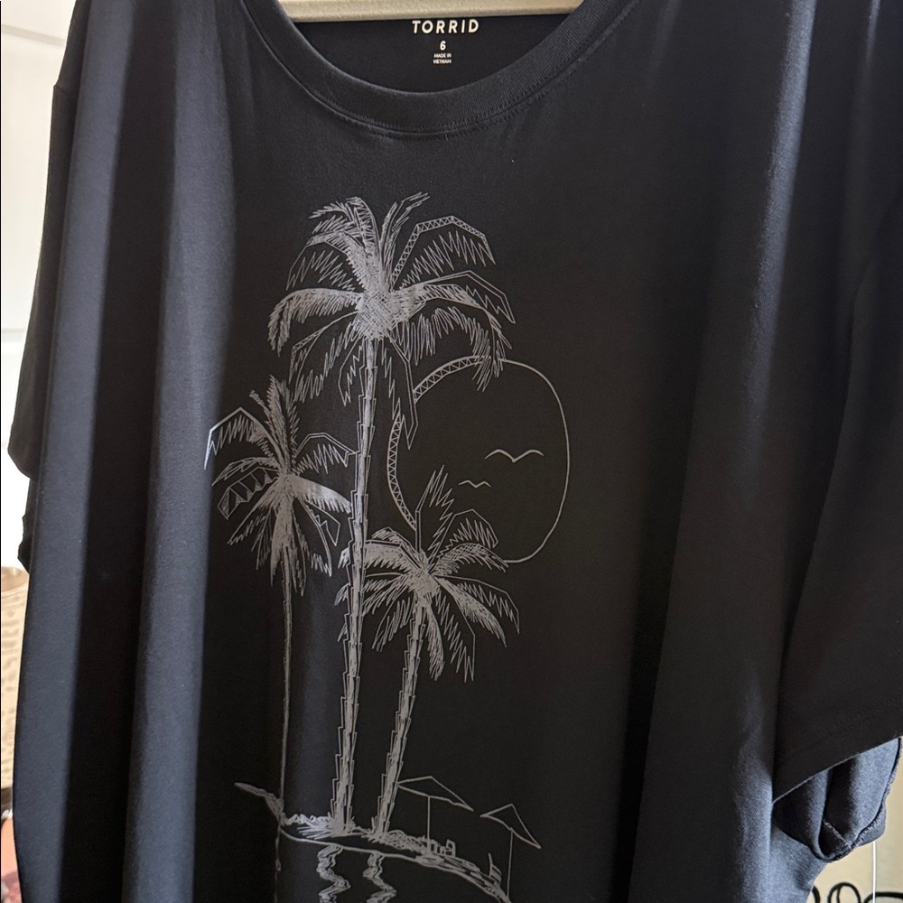 Black palm tree semi crop tee. About 26” super cute. Resort, vacay, 6 X